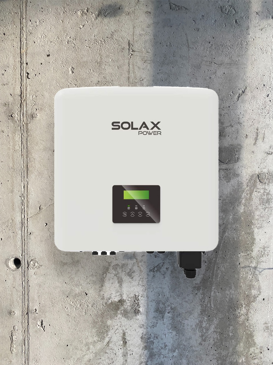AD Technics - Een witte Solax Power-omvormer is gemonteerd op een gestructureerde betonnen muur, voorzien van een klein digitaal displayscherm en verschillende poorten aan de onderkant, die naadloos integreert met zonnepanelensystemen.