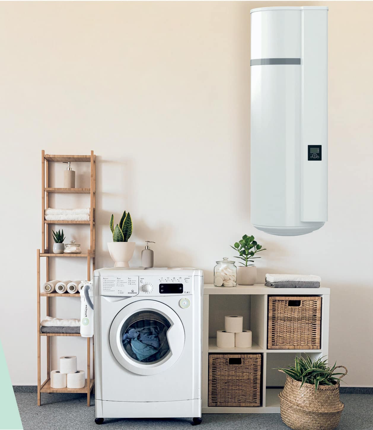 AD Technics - Een wasruimte met een wasmachine, een aan de muur gemonteerde boiler en planken met handdoeken, toiletpapier en planten. De ruimte wordt efficiënt beheerd met een warmtepompboiler voor zowel verwarming als energiebesparing.